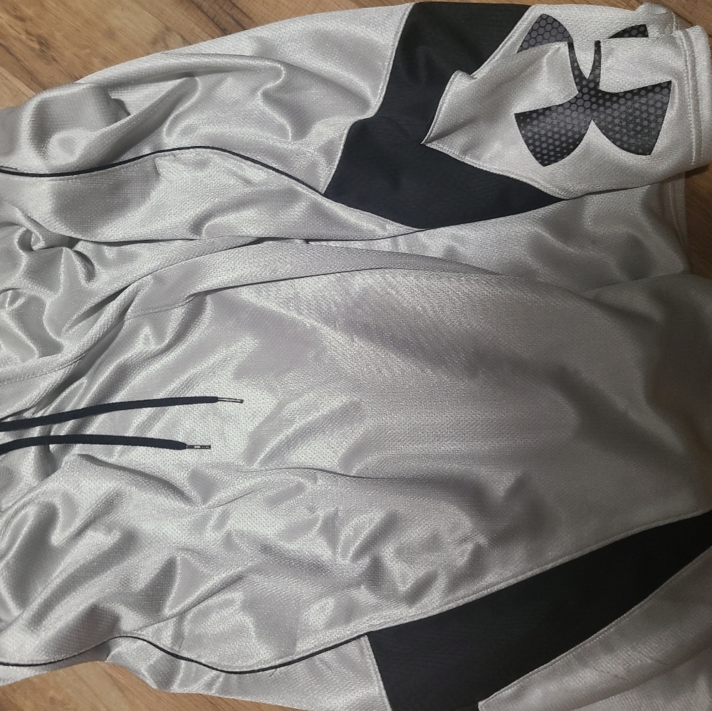 Under Armour basketball shorts size L